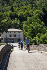 Trois femmes traversent un pont à vélo