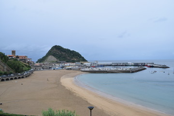 Costa marítima con nubes