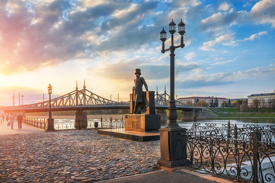 Памятник поэту Пушкину в Твери и закат Monument to poet Pushkin in Tver and sunset