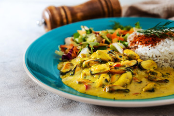 Mussels with curry sauce Rice and salad