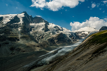 Panorama über die Pasterze mit Grossglockner und Johannisberg im Hintergrund. 