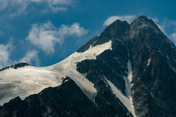 Imposanter Doppelgipfel des h&ouml;chsten Berges von &Ouml;sterreich, dem Gro&szlig;glockner. Im Vordergrund ist die Pallavicini Rinne zu sehen.