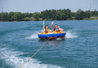 Obraz premium Young couiple on water attractions during summer vacations