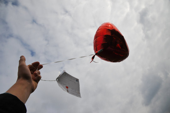 Luftballon herzform herzluftballon hochzeit mit band und gru&szlig;karte gl&uuml;ckw&uuml;nsche heiraten