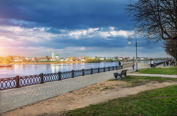 Синяя туча над городом Тверь и набережная Волги A blue dark storm cloud over the Volga River