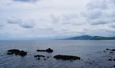 Costa marítima con nubes