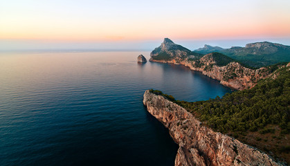 Fototapeta na wymiar Cap de Formentor Mallorca Mittelmeer, Steilküste am Meer bei Sonnenuntergang