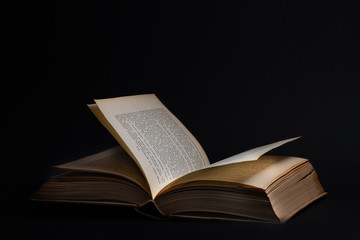 Vergilbtes Buch auf schwarzem Hintergrund