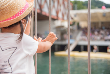 ショーを見る子供