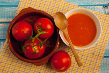Sopa de tomate y tomates frescos