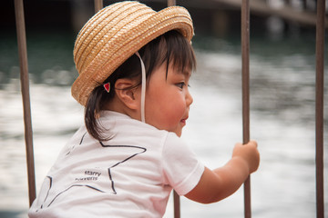 ショーを見る子供