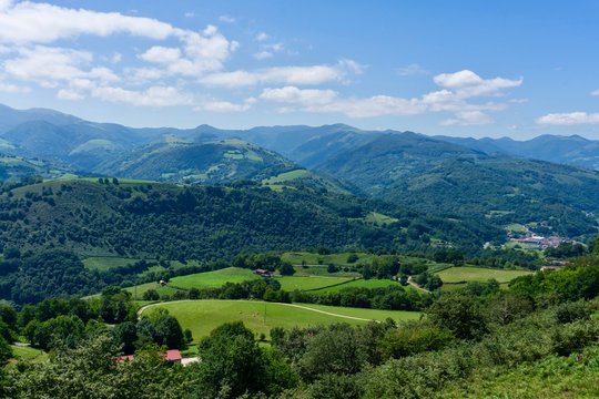 Paisaje del valle del Baztan en Navarra