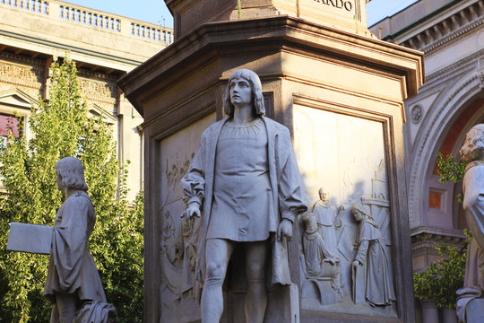 Tipi di file: Tutto (37) Famous statue of Leonardo Da Vinci in Milan, near Duomo