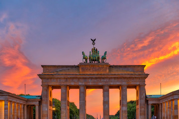 Atemberaubender Blick auf das Brandenburger Tor in Berlin in der Abenddämmerung