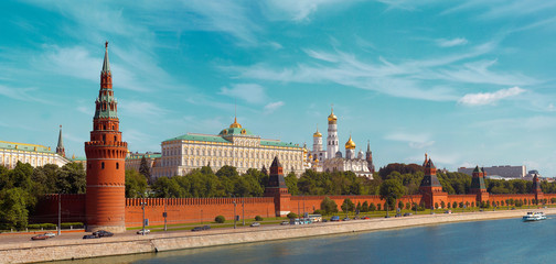 Obraz premium Beautiful view of the Moscow Kremlin from the bridge on the Moscow river – panorama