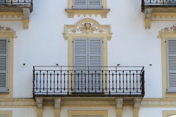 balcone in ferro battuto con ornamento,antica casa Como, Italia