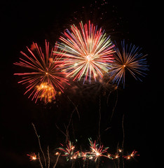 Fototapeta premium fusées de feu d'artifice coloré