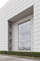 Fototapeta na wymiar Винтовая лестница и огромное окно на фасаде современного здания