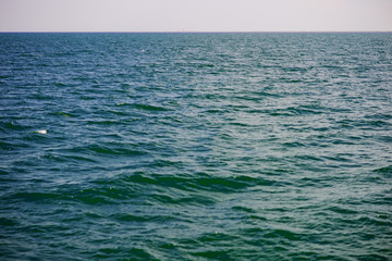 Obraz premium the blue ocean with dull clouds on a lovely sunny day