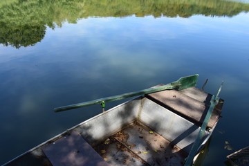 altes Ruder boot auf spiegelndem Holzmaar © Markus Volk