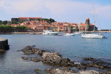 Baie de Collioure, dans les Pyrénées-Orientales, avec des bateaux au mouillage (France)