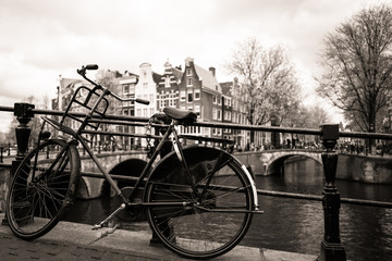 Amsterdam monochrom - canals&bikes