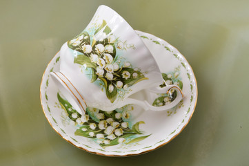 美しいティーカップで紅茶