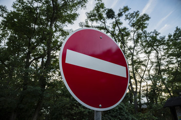 Verkehrszeichen Einfahrt verboten am Waldrand