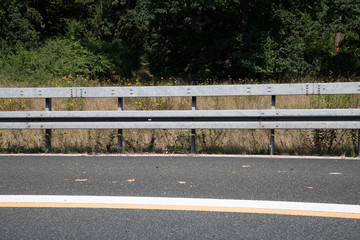 Leitplanke und Seitenstreifen einer Autobahn