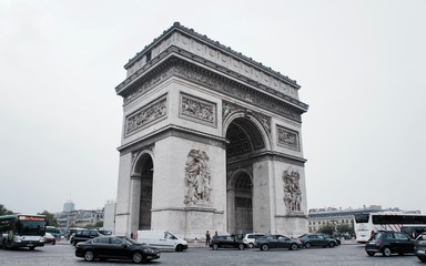 Fototapeta na wymiar Arc de Triomphe-Paris