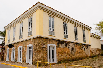 Fototapeta na wymiar Construção Antiga de Dois Andares em Florianópolis