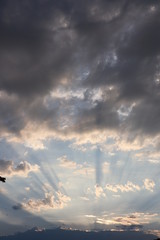 Sonnenstrahlen brechen durch die Wolken