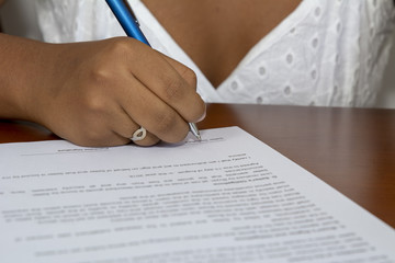 Obraz premium Concepto de contrato de firma, ejecutivo de la empresaria o cliente que hace trato comercial 