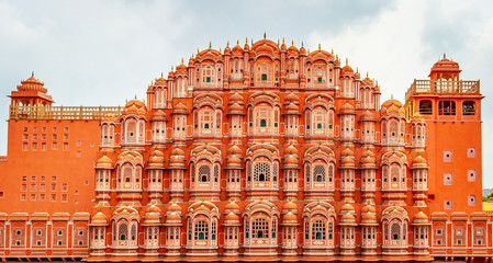 Fototapeta na wymiar Famous Hawa Mahal in Jaipur Rajasthan India