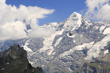 Obraz premium Schilthorn cable car with Birg station and Monch Mountain in Swiss Alps, Murren area