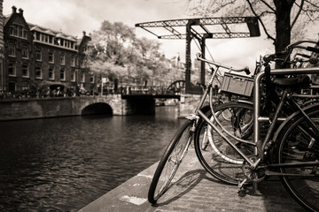 Amsterdam monochrom - canals&bikes