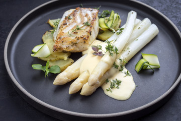 Modern Style deutsches Barsch Fisch Filet mit weißen Spargel in Hollandaise Sauce mit...