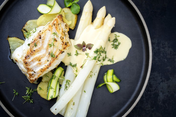 Modern Style deutsches gebratenes Kabeljau Fischfilet mit weißen Spargel in Hollandaise Sauce mit...