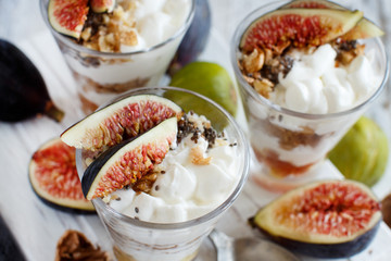 Greek yogurt with figs and granola