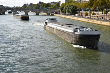 Péniches sur la Seine à Paris, France