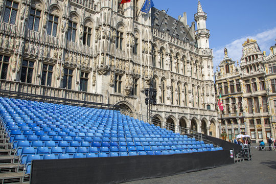  Grand Place Square with established