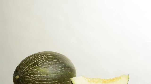 Mel&oacute;n y una rodaja partida en un plato