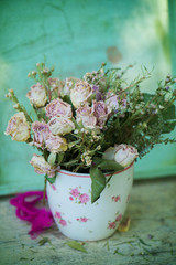 Blumenstrauß mit getrockneten Rosenblüten
