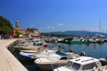 Chorwacja - port w Krku - mieście na południu wyspy Krk otoczonej Morzem Adriatyckim.