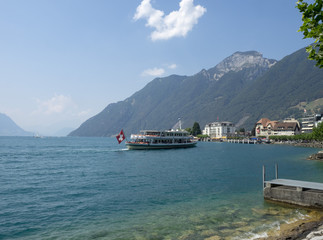 Lac des Quatre-Cantons en Suisse.  Le bourg de Brunnen appel&eacute; la perle du lac des Quatre-Cantons