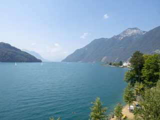 Fototapeta na wymiar Lac des Quatre-Cantons en Suisse. Le bourg de Brunnen appelé la perle du lac des Quatre-Cantons