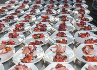 Vorbereitung von Vorspeisen für eine Hochzeit durch Catering