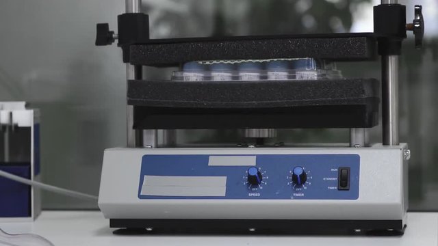 Machine for shaking test tubes by vibration to separate the cells and to continue studies