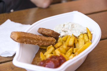 Fish und Chips to go in einer Plastikschale
