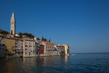 Fototapeta premium Die Kirche der Hl. Euphemia, oft auch als Basilika der Hl. Euphemia bekannt, ist eine barocke Kirche im Herzen des historischen Teils von Rovinj, Kroatien, die die Stadt dominiert.